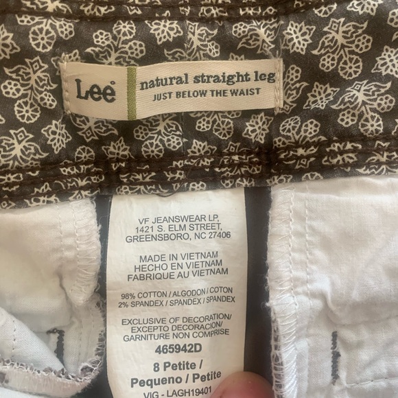 Brown pants. Clasp and button to close. - Picture 3 of 5